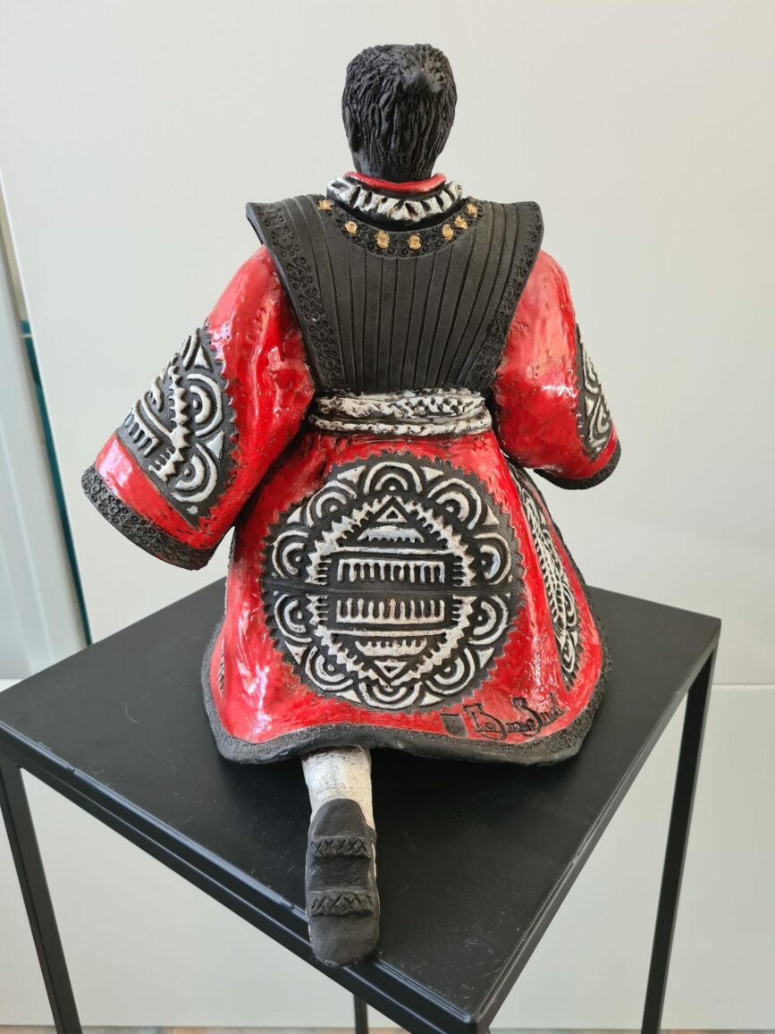 Samouraï rouge à genoux - Céramique Raku – Image 5