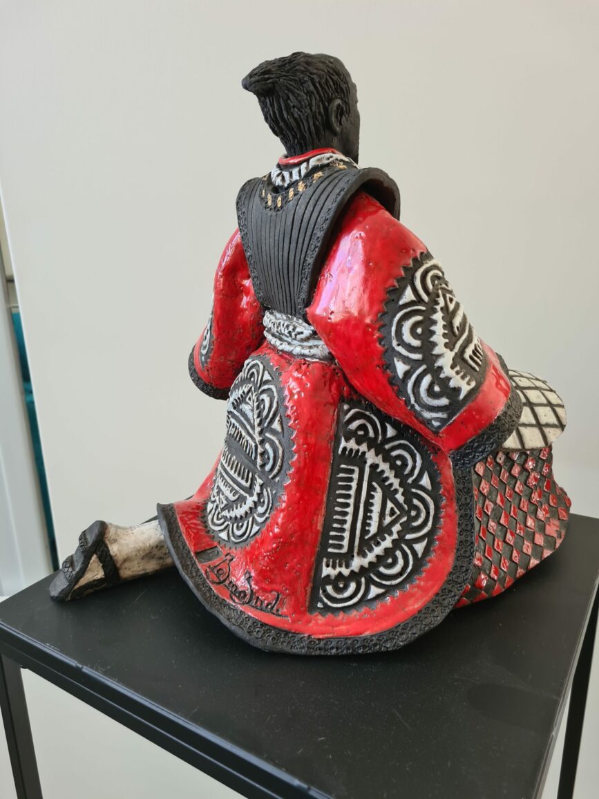 Samouraï rouge à genoux - Céramique Raku – Image 4