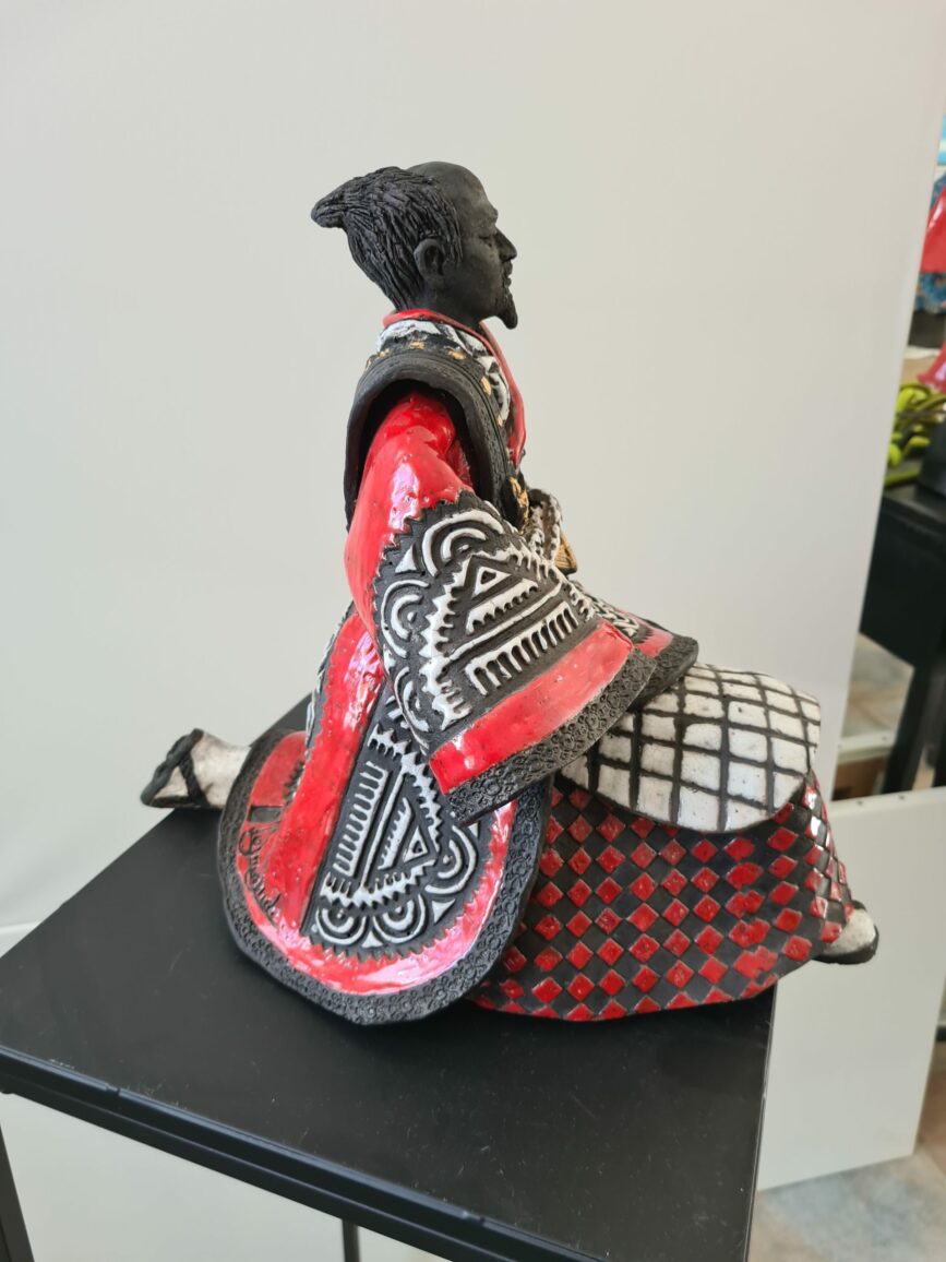 Samouraï rouge à genoux - Céramique Raku – Image 3