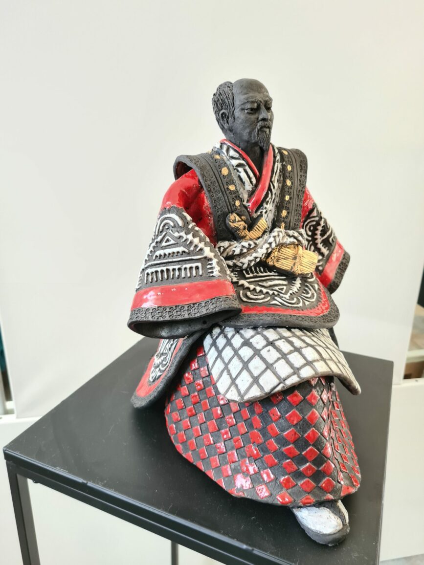 Samouraï rouge à genoux - Céramique Raku