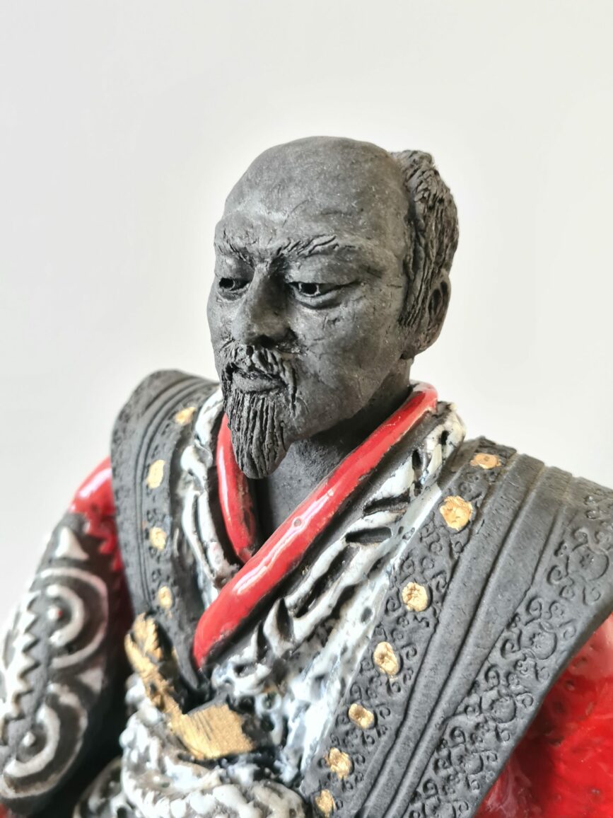 Samouraï rouge à genoux - Céramique Raku – Image 2