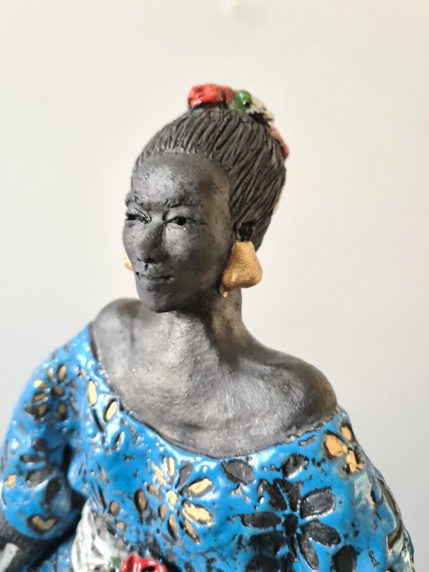 Femme fleur bleue - Céramique Raku – Image 3