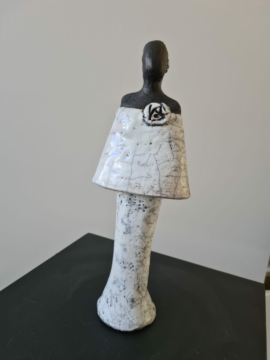 Femme élégante blanche - Raku