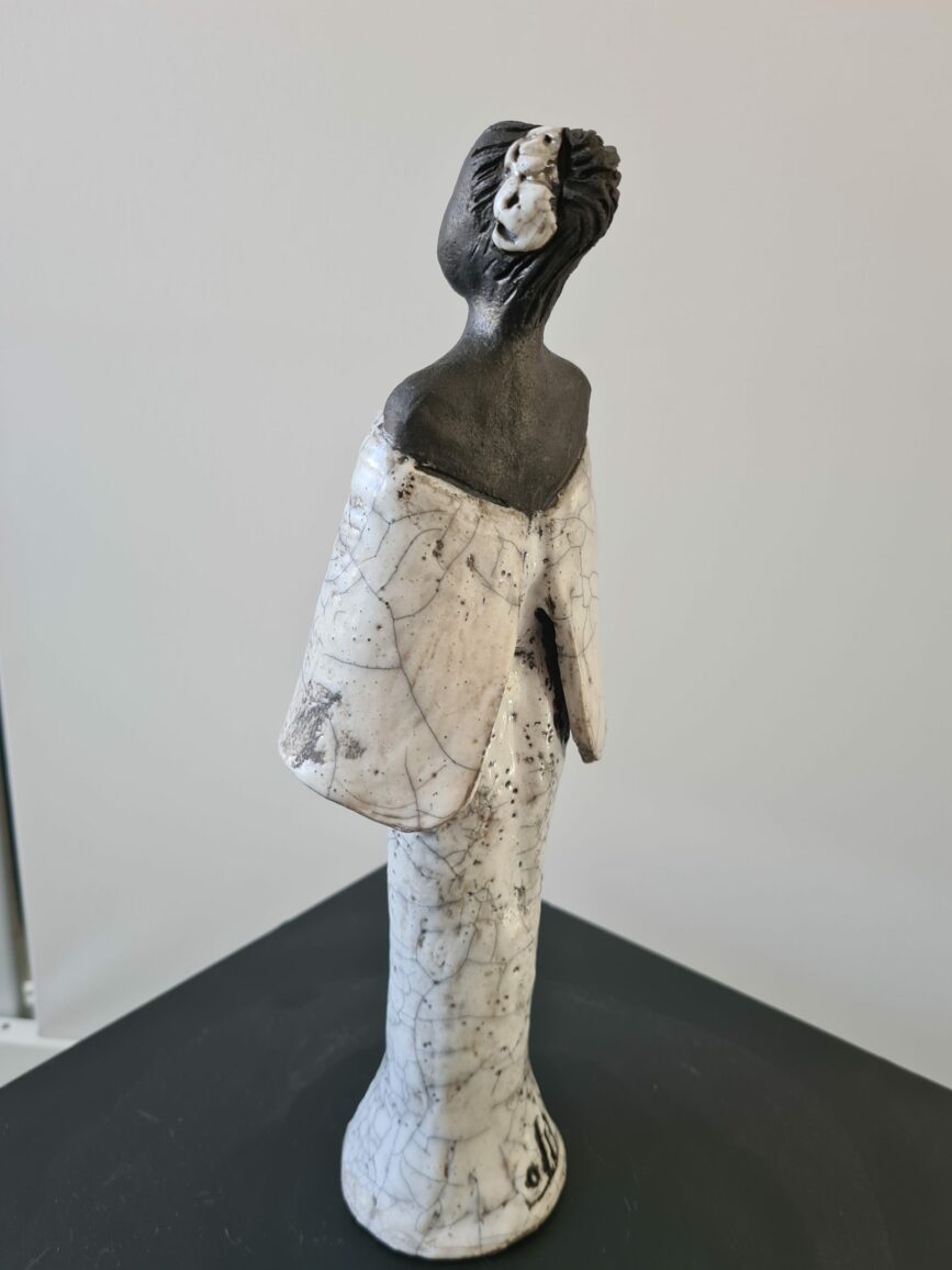 Femme élégante blanche - Raku – Image 3