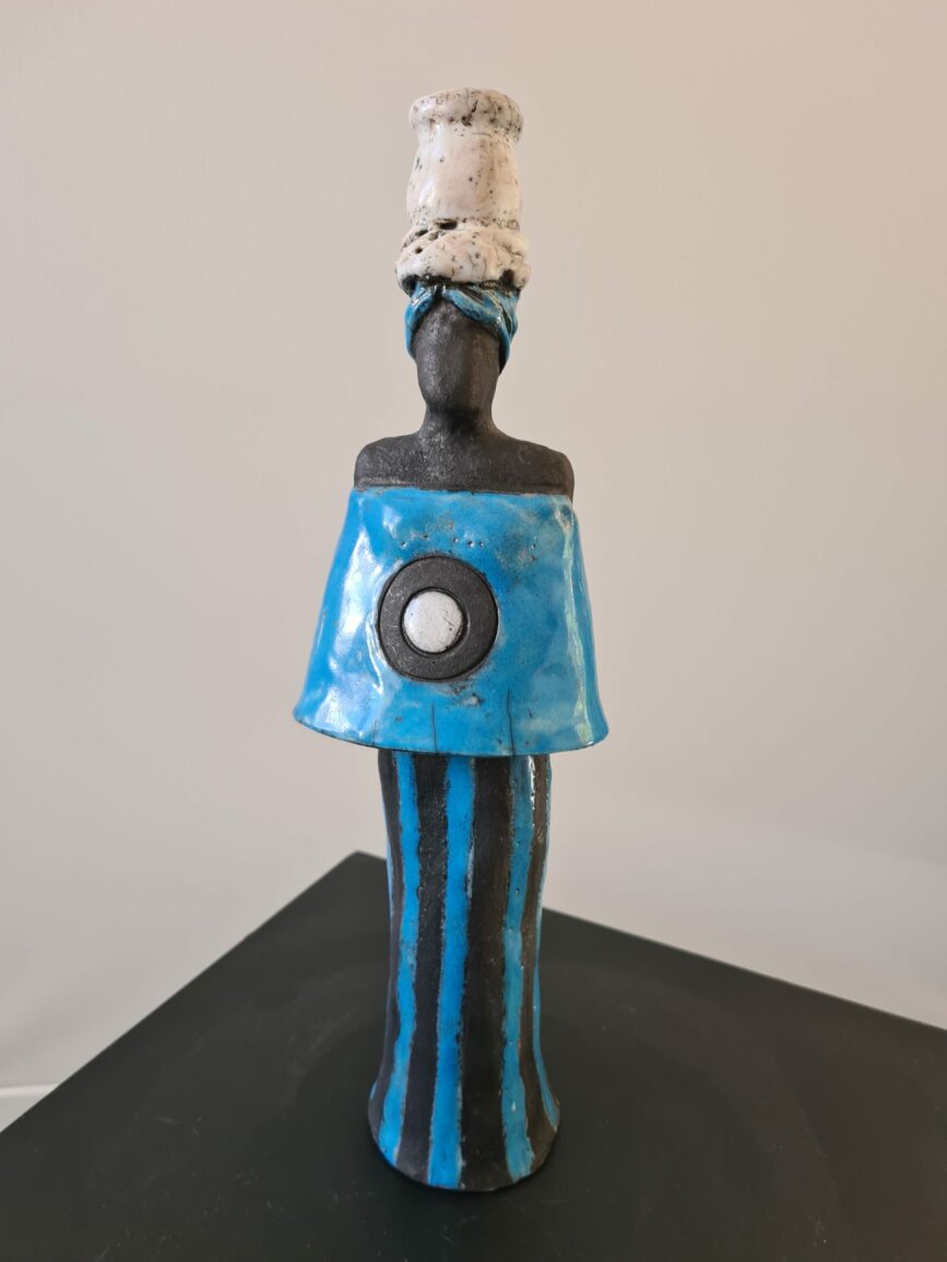 Femme bleue et blanche pot sur la tête - Raku