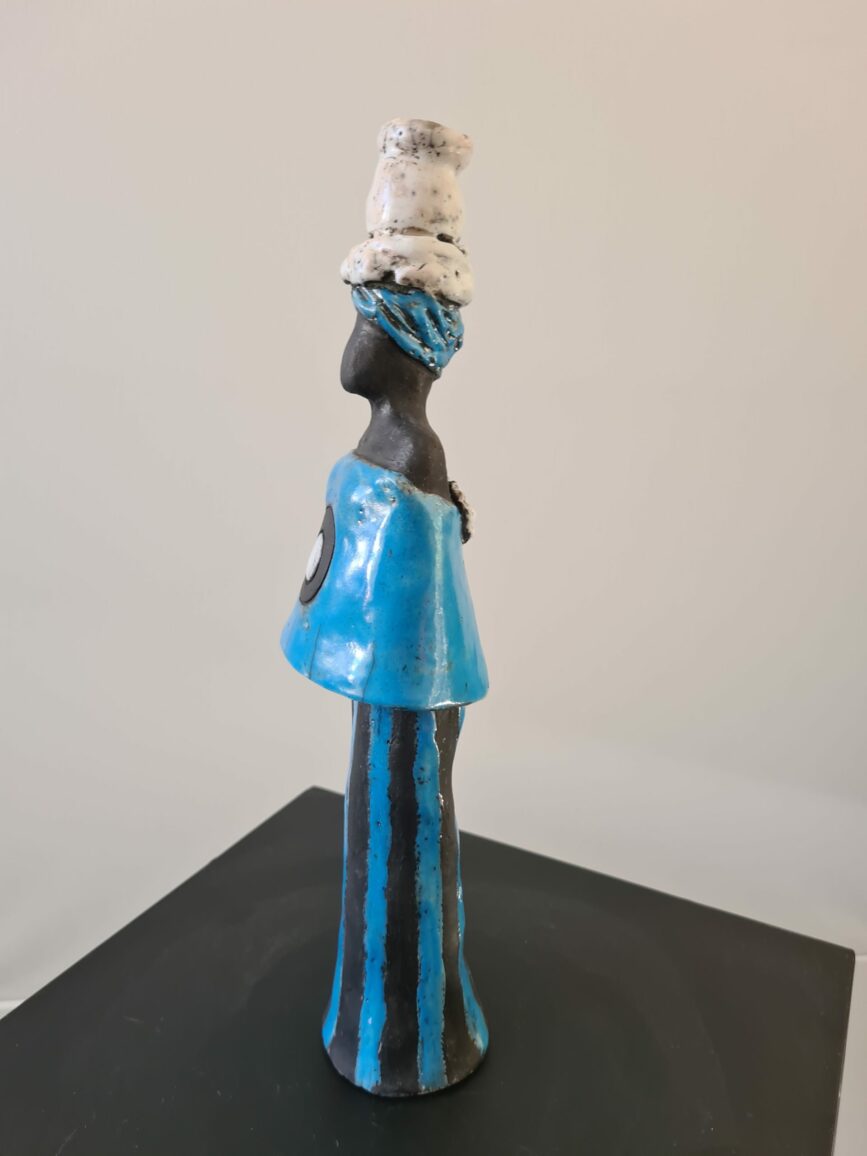 Femme bleue et blanche pot sur la tête - Raku – Image 2
